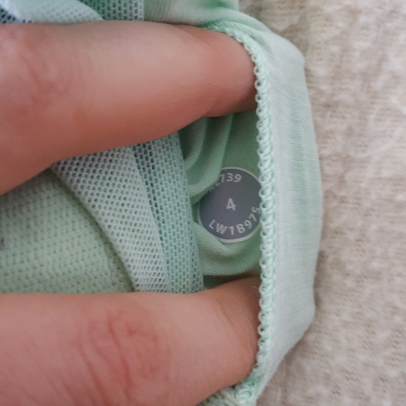 Mint green lululemon tank top size 4 w/ shelf bra - Picture 4 of 5